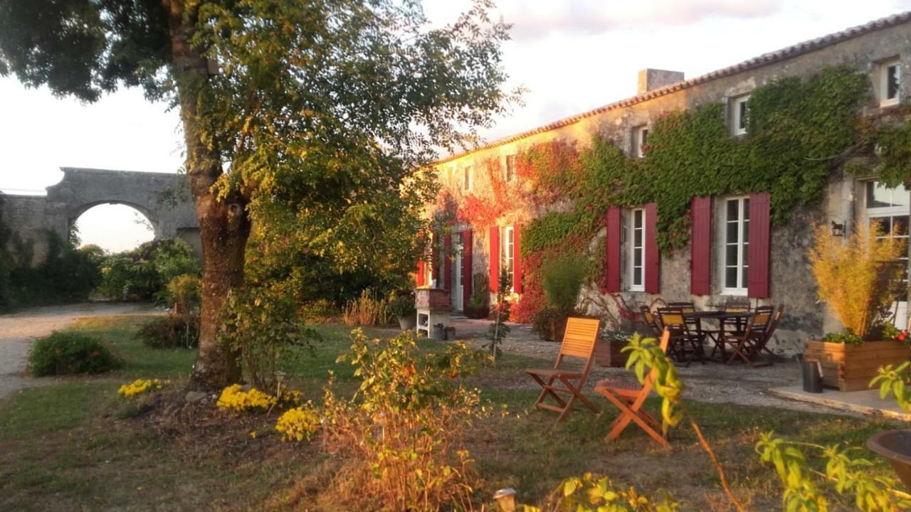 Villa Logis De Bois Roche Saint-Bonnet-sur-Gironde Exterior foto